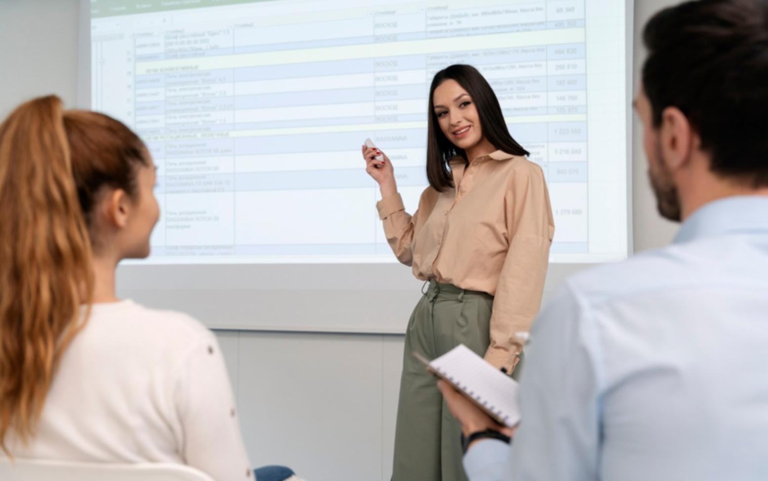 Consulente finanziario durante sessione di pianificazione con cliente