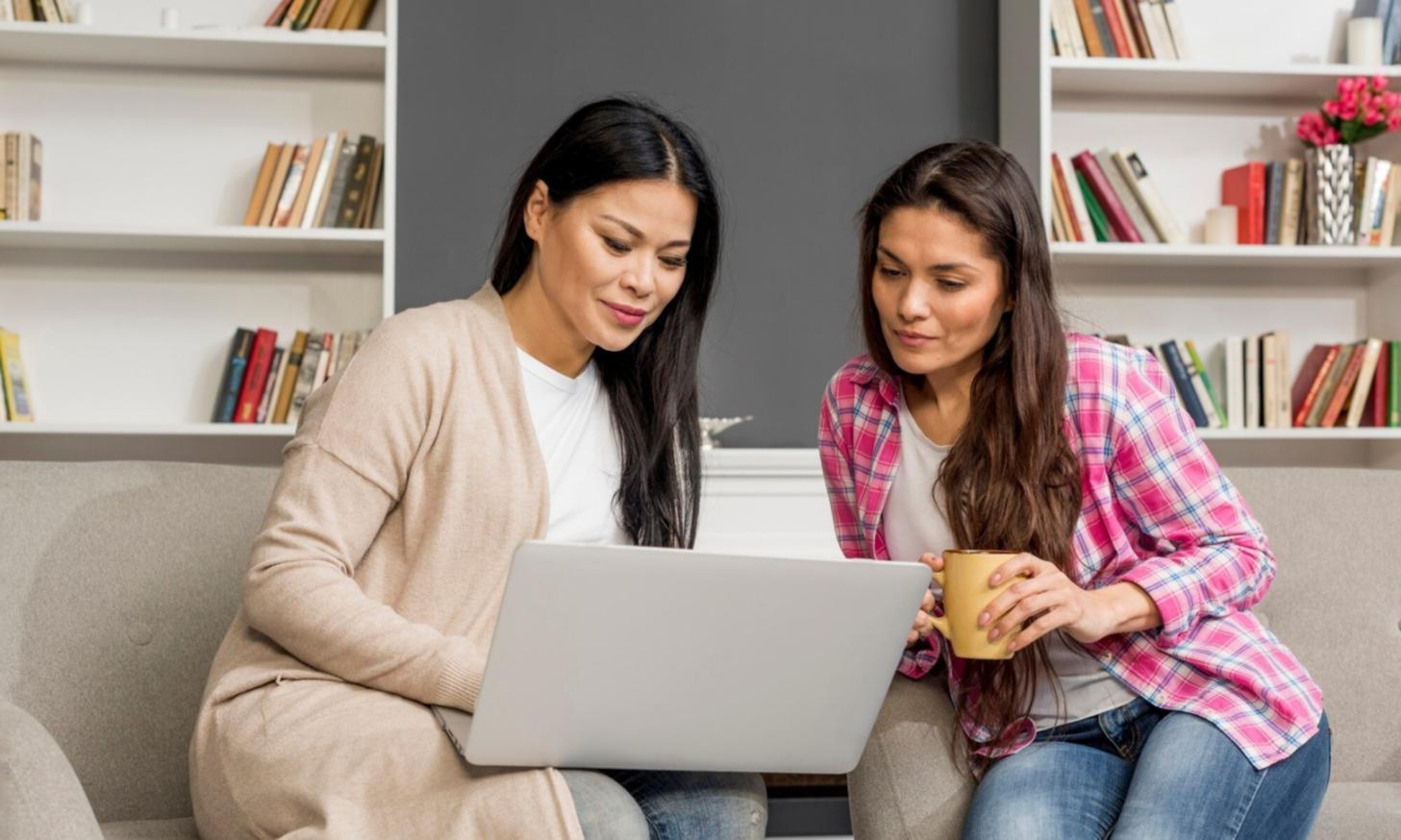 Sala consultazioni finanziarie con scrivania moderna